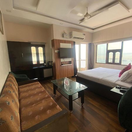Hotel Sita Palace On Heritage Ghats Of Benaras Варанаси Екстериор снимка