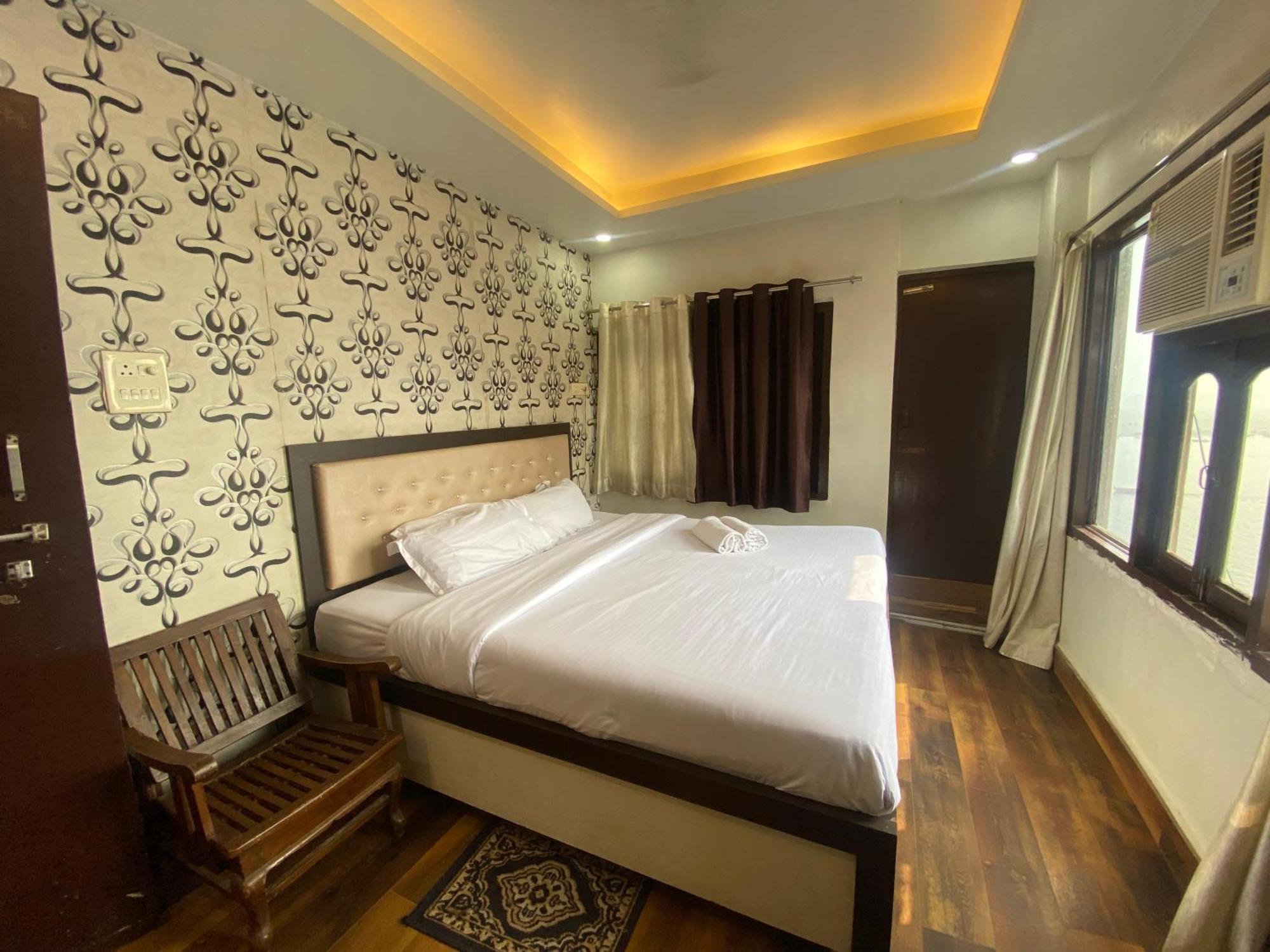 Hotel Sita Palace On Heritage Ghats Of Benaras Варанаси Екстериор снимка