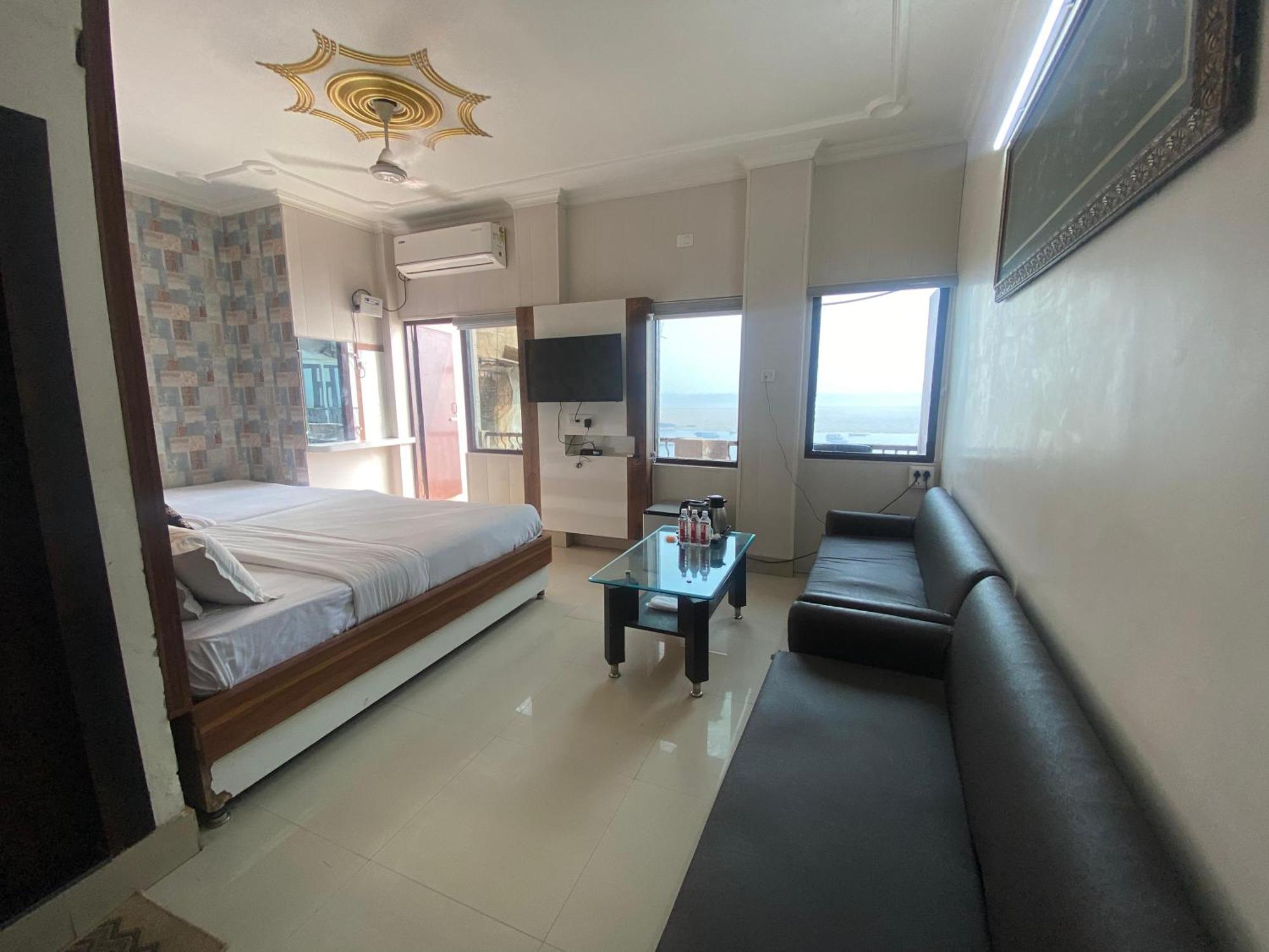 Hotel Sita Palace On Heritage Ghats Of Benaras Варанаси Екстериор снимка