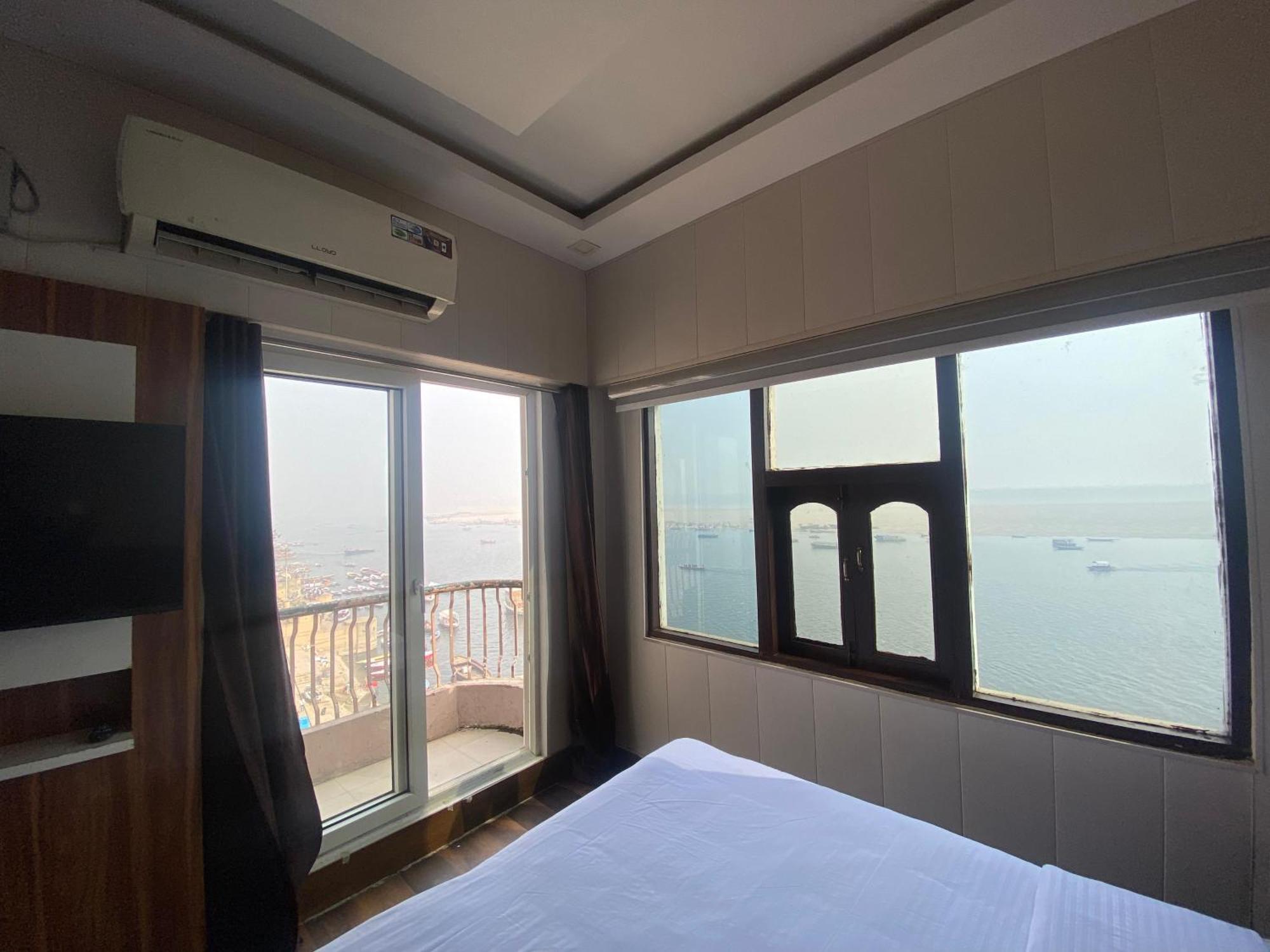Hotel Sita Palace On Heritage Ghats Of Benaras Варанаси Екстериор снимка